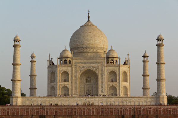 Das Taj Mahal in Agra beim Sonnenuntergang vom Mahtab Bagh aus gesehen
