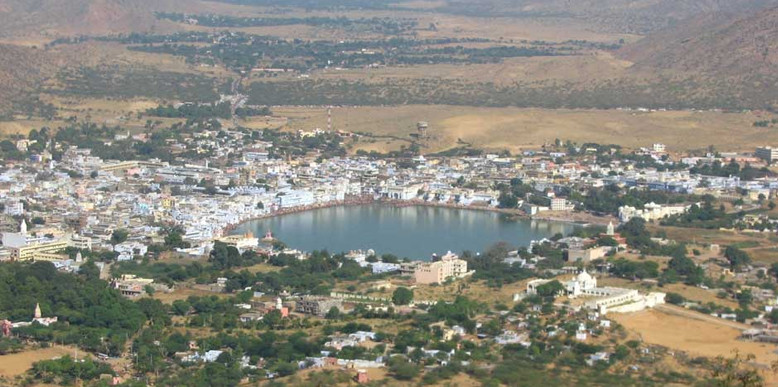 A view of the holy city of Pushkar in Rajasthan, India Stock Photo - Alamy