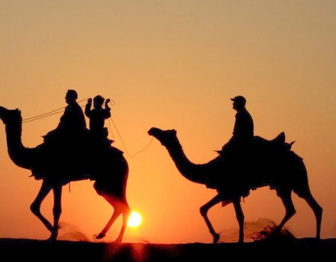 Camello Safari en Rajasthan para presenciar la vida en el desierto del país