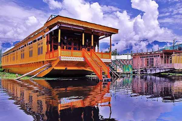 Houseboats in Srinagar: Taking a Romantic ‘Shikara’ Ride