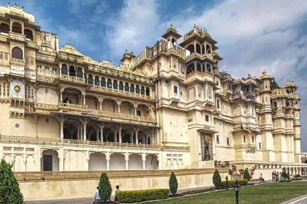 Why is Udaipur best to visit in Summer?