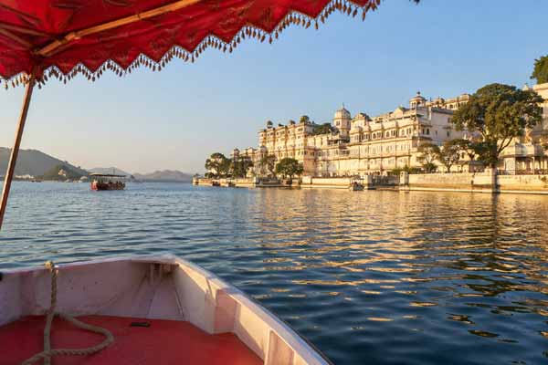 Take a Boat Ride at Lake Pichola, Udaipur – A Complete Travel Experience