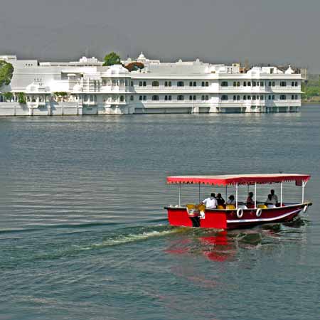Enjoy Boating at Lake 