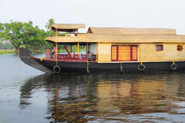 Munnar Houseboat Tour